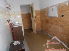 urgent-vand-apartament-3-camere-valea-aurie-4