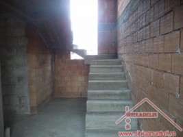 vand-casa-intr-un-imobil-tip-duplex-in-zona-selimbar-2