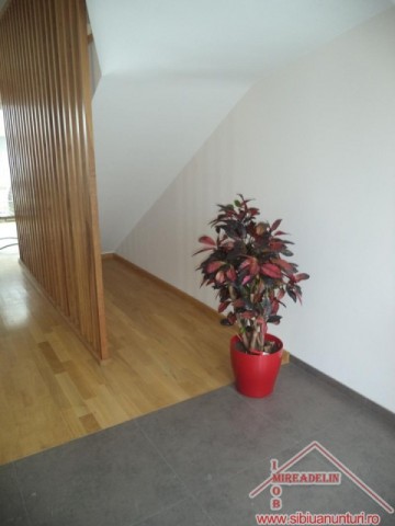 vand-casa-intr-un-imobil-tip-duplex-4-camere-calea-cisnadiei-10