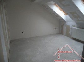 vand-apartamente-4-camere-decomandate-pe-doua-nivele-calea-cisnadiei-2