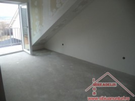 vand-apartamente-4-camere-decomandate-pe-doua-nivele-calea-cisnadiei-3