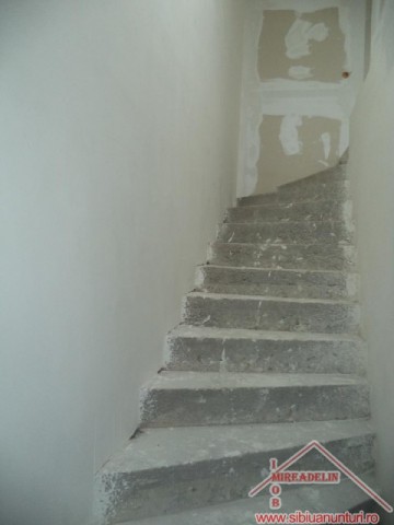 vand-apartamente-4-camere-decomandate-pe-doua-nivele-calea-cisnadiei-5