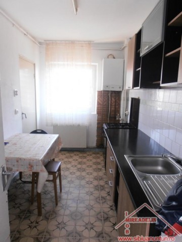 inchiriez-apartament-3-camere-zona-ciresica-3