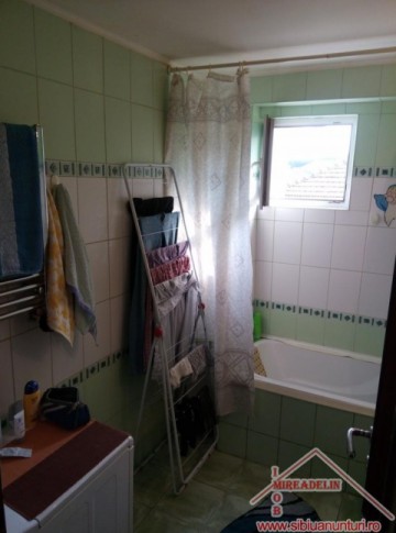 inchiriez-apartament-la-mansarda-cu-3-camerevalea-aurie-4