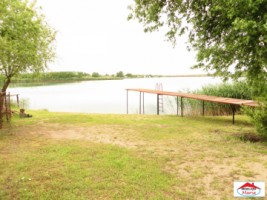 apa-casa-cu-iesire-la-lac