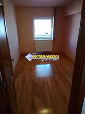 apartament-4-camere-si-scara-interioara-de-vanzare-centru-3