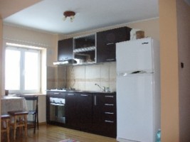 apartament-cu-3-camere-de-inchiriat-0