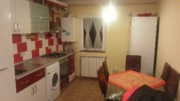 apartament-cu-3-camere-de-inchiriat-0