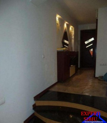 inchiriez-apartament-3-camere-la-casa-zona-ultracentrala-1