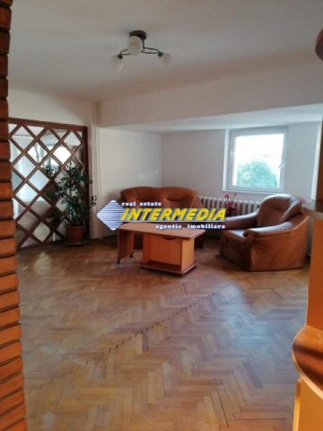 apartament-3-camere-decomandat-finisat-si-mobilat-de-vanzare-ultracentral-in-centru-2