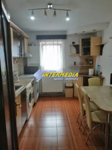 apartament-4-camere-decomandat-de-vanzare-in-cetate-2