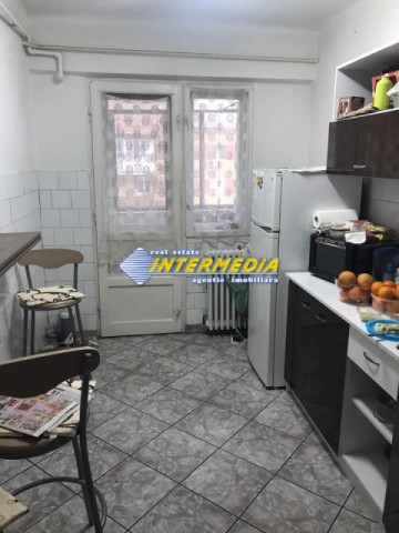 4-camere-de-vanzare-in-cartierul-cetate-bloc-proprietate-4