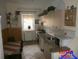 inchiriez-apartament-4-camere-decomandat-zona-valea-aurie-0