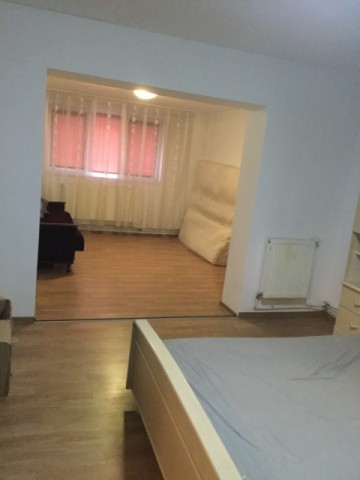 apartament-4-camere-si-living-zona-scolii-16-curcubeului-1