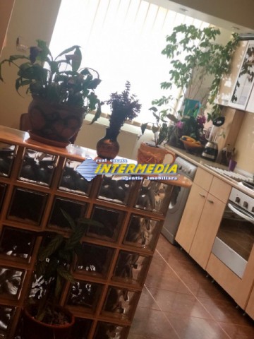vanzare-apartament-3-camere-decomandat-72-mp-si-pivnita-in-alba-iulia-zona-centru-24