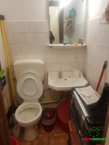 apartament-4-camere-decomandat-zona-vasile-aron-9