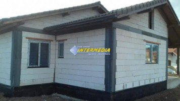 casa-la-rosu-de-vanzare-cu-700-mp-teren-zona-cetate-3