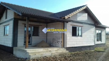 casa-la-rosu-de-vanzare-cu-700-mp-teren-zona-cetate-4
