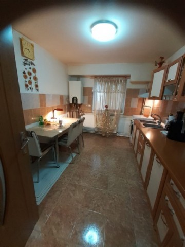 apartament-3-camere-decomandat-in-apropiere-de-zona-primaverii-55000-euro-neg-3