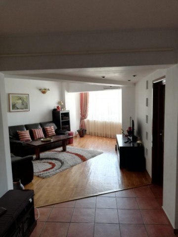 apartament-3-camere-decomandat-zona-casa-tineretului-pret-70000-euro-neg-0