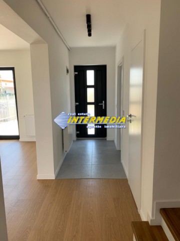 casa-noua-de-vanzare-finisata-la-cheie-pozitie-foarte-buna-in-cetate-27