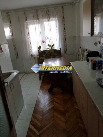 apartament-4-camere-decomandat-de-vanzare-etaj-2-cetate-zona-mercur-5