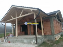 casa-la-rosu-cu-1400-mp-teren-de-vanzare-ampoita
