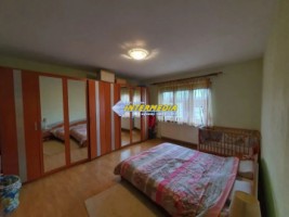 casa-pe-un-nivel-de-vanzare-zona-centru-toate-utilitatile-1