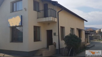 casa-cu-destinatie-spatiu-de-birouri-este-pe-2-niveluri-parter-1-birou-open-space-un-alt-birou-mai-mic-hol-baie-bucatarie-arhiva-etaj-1-sala-de-conferinte-un-dormitor-care-poate-fi-transformat-in-alt-birou-si-o-baie-curte-mare-3-locuri-de-p-1