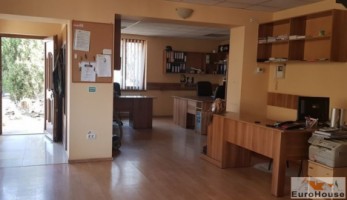 casa-cu-destinatie-spatiu-de-birouri-este-pe-2-niveluri-parter-1-birou-open-space-un-alt-birou-mai-mic-hol-baie-bucatarie-arhiva-etaj-1-sala-de-conferinte-un-dormitor-care-poate-fi-transformat-in-alt-birou-si-o-baie-curte-mare-3-locuri-de-p-2