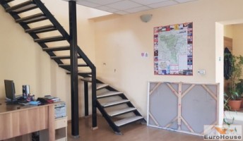 casa-cu-destinatie-spatiu-de-birouri-este-pe-2-niveluri-parter-1-birou-open-space-un-alt-birou-mai-mic-hol-baie-bucatarie-arhiva-etaj-1-sala-de-conferinte-un-dormitor-care-poate-fi-transformat-in-alt-birou-si-o-baie-curte-mare-3-locuri-de-p-3