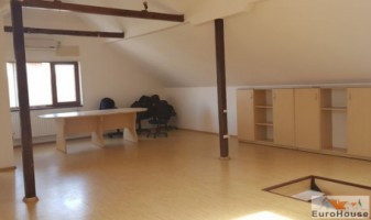 casa-cu-destinatie-spatiu-de-birouri-este-pe-2-niveluri-parter-1-birou-open-space-un-alt-birou-mai-mic-hol-baie-bucatarie-arhiva-etaj-1-sala-de-conferinte-un-dormitor-care-poate-fi-transformat-in-alt-birou-si-o-baie-curte-mare-3-locuri-de-p-4