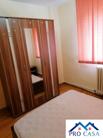 vand-apartament-3-camere-zona-cetate-mercur-1