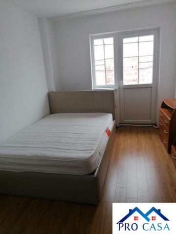 vand-apartament-3-camere-zona-cetate-mercur-2