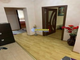 apartament-3-camere-decomandat-garaj-si-boxa-cetate-zona-piata-1