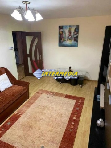 apartament-3-camere-decomandat-garaj-si-boxa-cetate-zona-piata-3