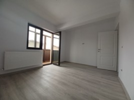 apartament-de-vanzare-in-iasi-2-camere-decomandat-lunca-cetatuii-baie-cu-geam-bucatarie-inchisa-boxa-inclusa-comision-0-4