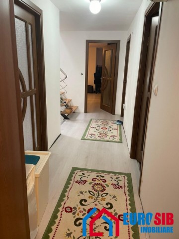 casa-cu-5-camere-2-bai-singur-in-curte-comision-0-7