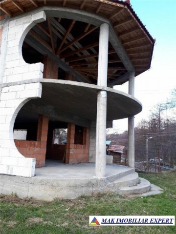 vila-la-rosu-cu-6-camere-si-teren-de-1200-mp-in-suici-arges-oportunitate-de-investitie