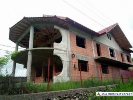 vila-la-rosu-cu-6-camere-si-teren-de-1200-mp-in-suici-arges-oportunitate-de-investitie-2