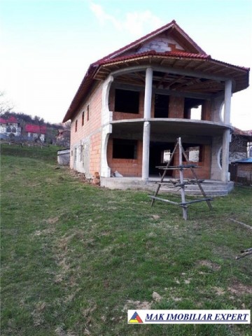 vila-la-rosu-cu-6-camere-si-teren-de-1200-mp-in-suici-arges-oportunitate-de-investitie-1