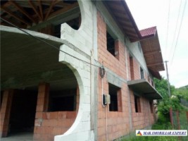 vila-la-rosu-cu-6-camere-si-teren-de-1200-mp-in-suici-arges-oportunitate-de-investitie-4