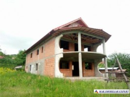 vila-la-rosu-cu-6-camere-si-teren-de-1200-mp-in-suici-arges-oportunitate-de-investitie-3