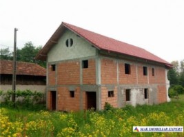 vila-la-rosu-cu-6-camere-si-teren-de-1200-mp-in-suici-arges-oportunitate-de-investitie-7