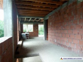 vila-la-rosu-cu-6-camere-si-teren-de-1200-mp-in-suici-arges-oportunitate-de-investitie-5