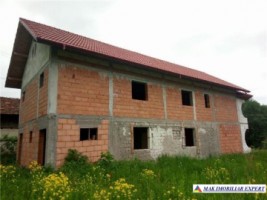 vila-la-rosu-cu-6-camere-si-teren-de-1200-mp-in-suici-arges-oportunitate-de-investitie-8