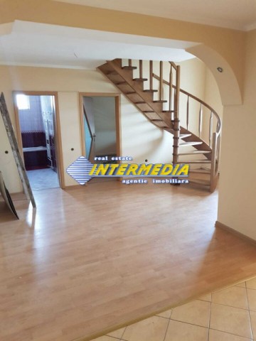 vanzare-apartament-4-camere-living-de-143-mp-utili-cu-scara-interioara-incentru-bloc-nou