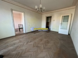 de-vanzare-apartament-cu-3-camere-decomandat-garaj-si-teren-aferent-75-mp-etaj-1-zona-centru