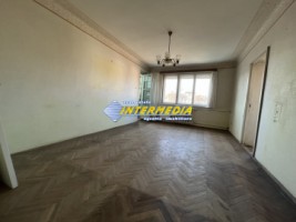 de-vanzare-apartament-cu-3-camere-decomandat-garaj-si-teren-aferent-75-mp-etaj-1-zona-centru-6