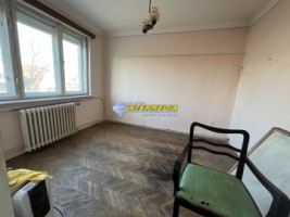 de-vanzare-apartament-cu-3-camere-decomandat-garaj-si-teren-aferent-75-mp-etaj-1-zona-centru-9